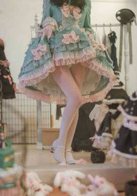 欧美斗篷大衣街拍_BD韩语高清免费观看
